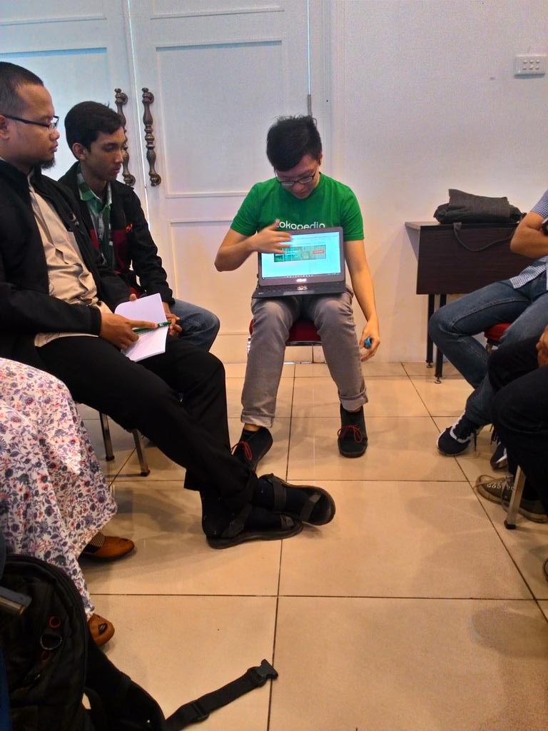 wd11dw's tweet photo. Dibimbing sama koh Eka tentang Tokopedia #tokopediameetup #mudajuara #Bandung http://t.co/v9G2UkyON0