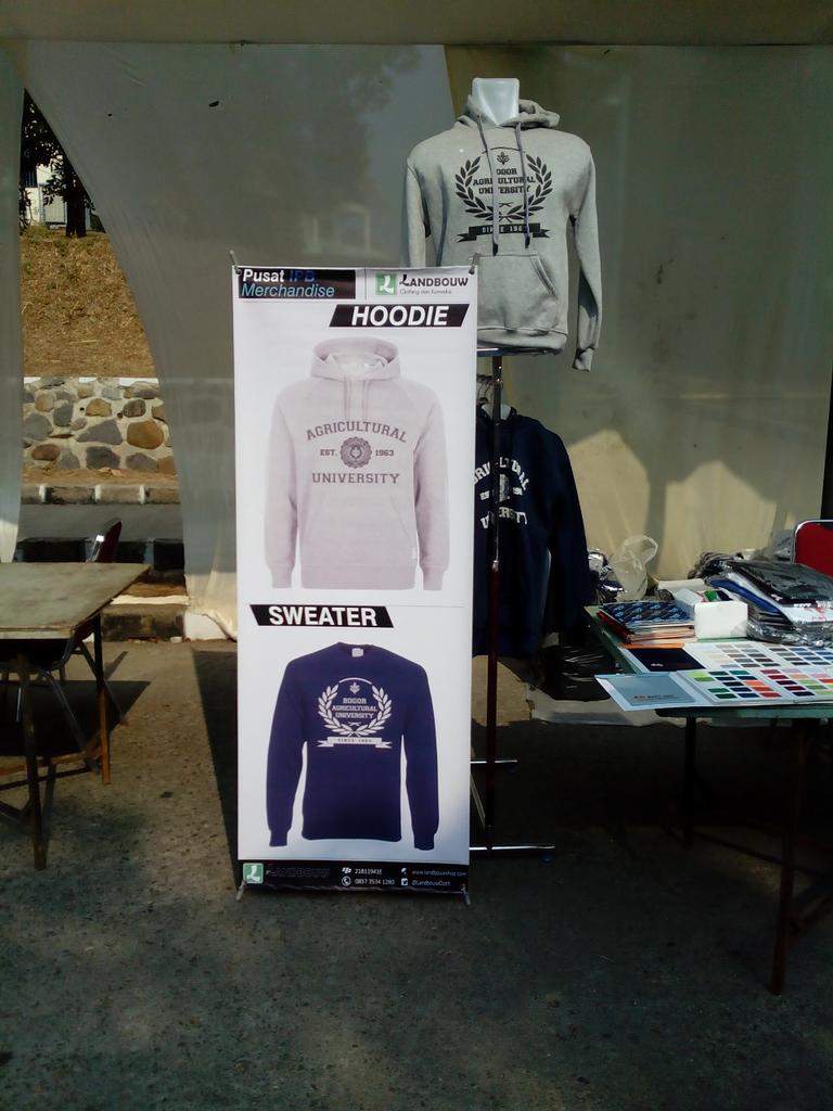 Ada stand pakaian, tas dan sepatu loh 👟👕👖👗👜🎒 <a href="/LandbouwCloth/">Landbouw Konveksi</a> @Festival_Kampus <a href="/tweetIPB/">Kabar Kampus IPB</a> <a href="/bemkmipb/">BEM KM IPB</a>