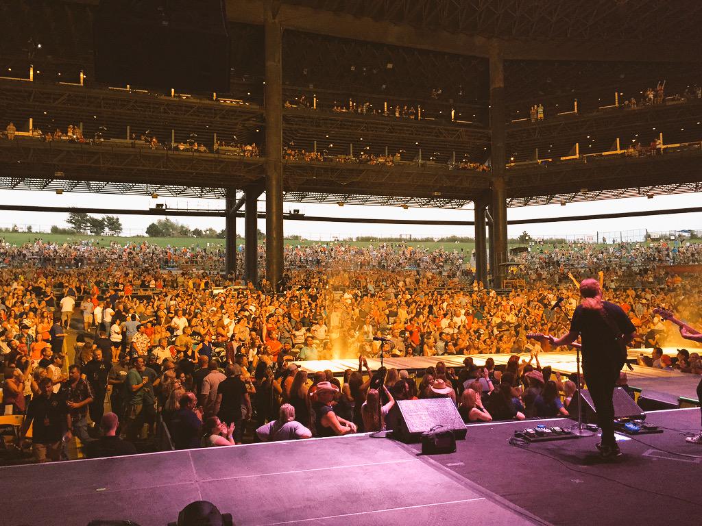 janson_chris's tweet photo. Chicago Rocked Tonight! Thankyou! #goodtimesandpickuplines http://t.co/2LdkwSzt3Q