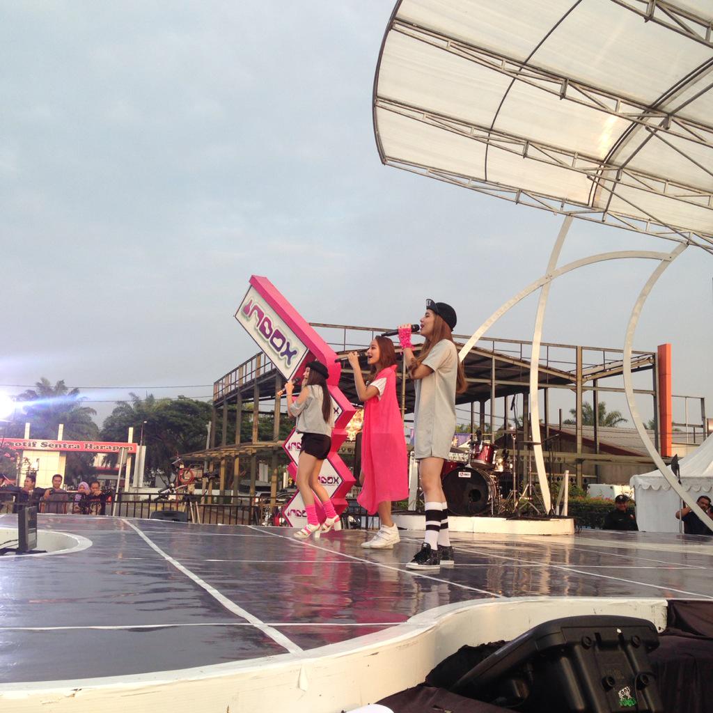 salshaabilaa's tweet photo. Untuk semua luvlii makasih udah support kita pagi ini semoga selalu ada buat kami and we love yu Guys http://t.co/KdFARwhki9