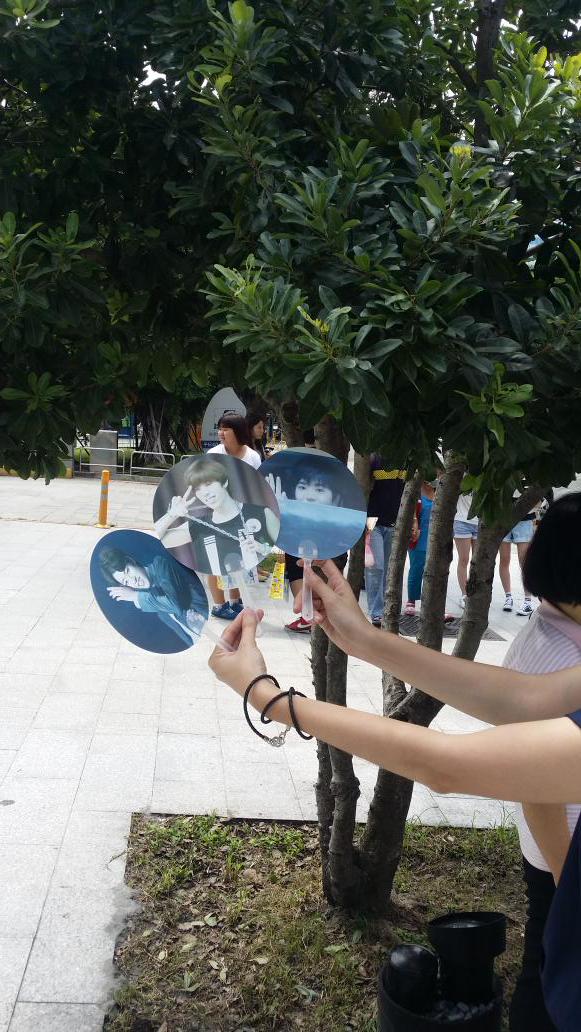 twicesydwsj's tweet photo. 公告:: 今天12點整 會在停車場入口附近發放第一次。下午2點整，會在同地區發放第二次！！謝謝^^~ http://t.co/Osy0eWal3k