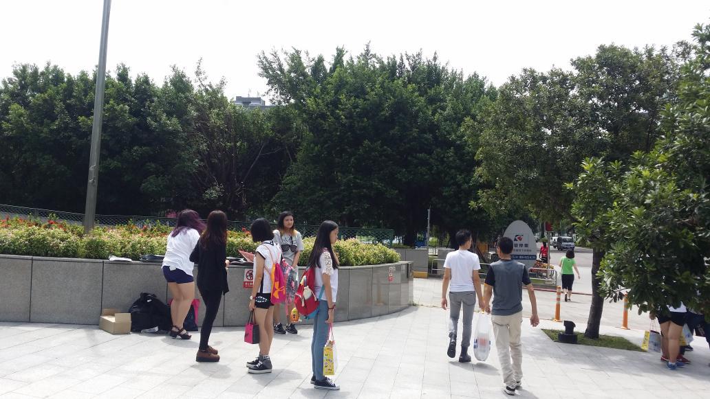 twicesydwsj's tweet photo. 公告:: 今天12點整 會在停車場入口附近發放第一次。下午2點整，會在同地區發放第二次！！謝謝^^~ http://t.co/Osy0eWal3k