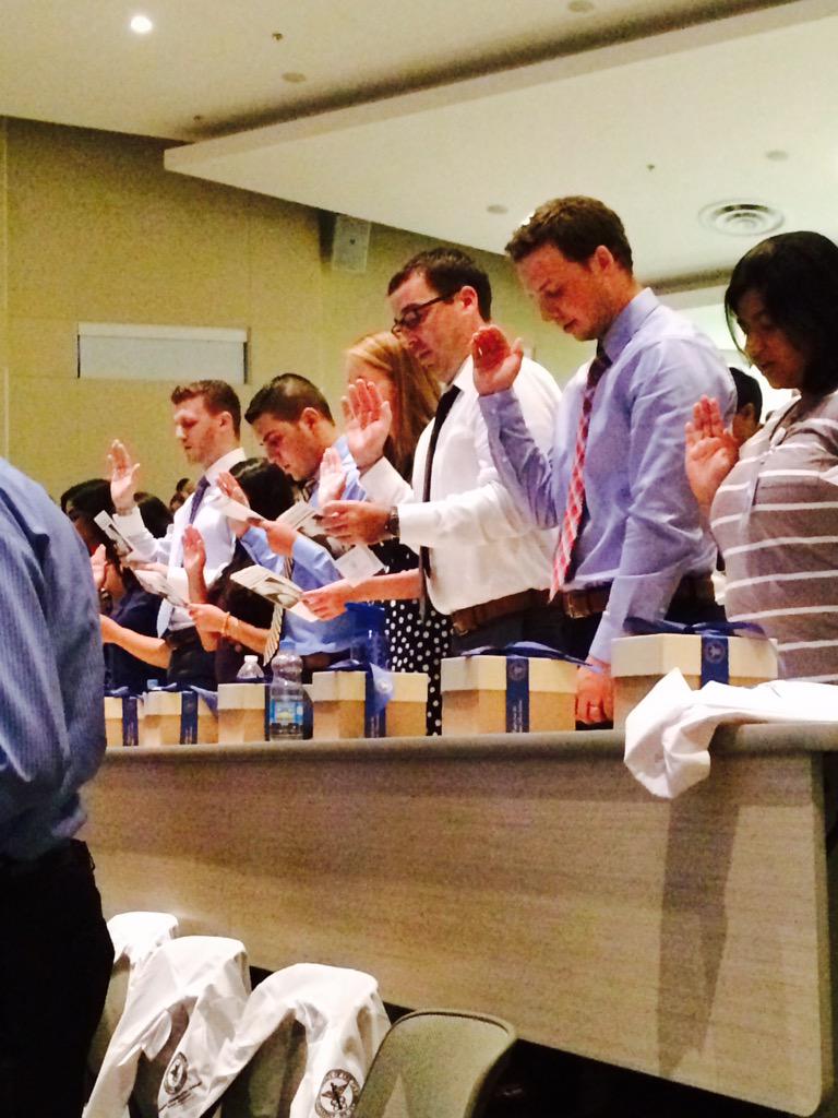 aucalum's tweet photo. @aucmed Honor Code Pledge #whitecoatceremony #alwaysauc http://t.co/8ZhzyTcwnq