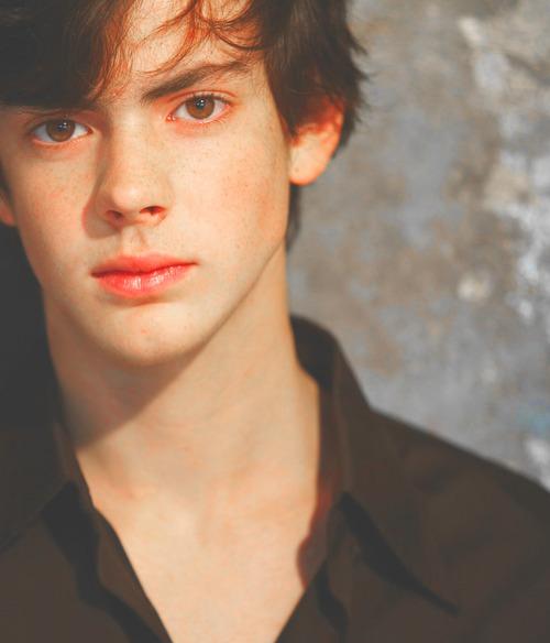 [WOW] Happy 24th birthday Edmund Pevensie in the Chronicles of Narnia, Skandar Keynes! :) 