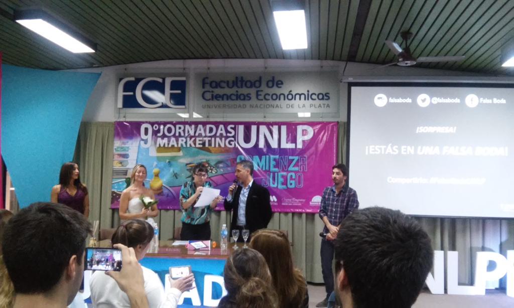 JonatanAntoneda's tweet photo. #FalsabodaUNLP , la rompen los chicos de #Trineo http://t.co/y1tDtXrHjf