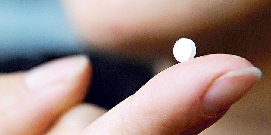 latercera's tweet photo. ISP dicta resolución que autoriza venta en farmacias de píldora del día después sin receta http://t.co/Zdkw74g3S9 http://t.co/sbrpcnrW76