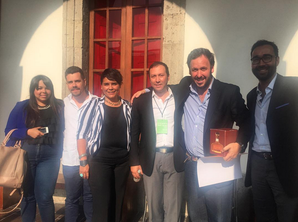 aralvidrez's tweet photo. Con el VP de Brand Marketing de Heineken de Mx y el equipo de @Alquimiagmx que trabaja para sus marcas #AMAP2015 http://t.co/MqfiBEUYp5