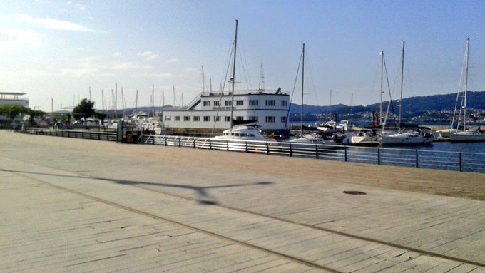 Paseando por Vigo y sus calles y un tiempo genial#notodoestrabajar# http://t.co/lFizW6w180