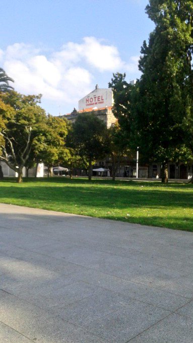 Paseando por Vigo y sus calles y un tiempo genial#notodoestrabajar# http://t.co/lFizW6w180