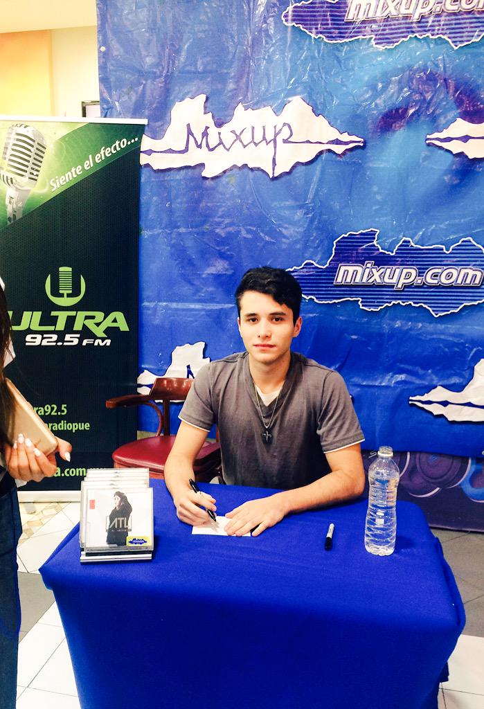 UltraRadioPue's tweet photo. @ATLGarza ya se encuentra con sus fans para vivir el #EfectoUltra http://t.co/GqeOQUQEva