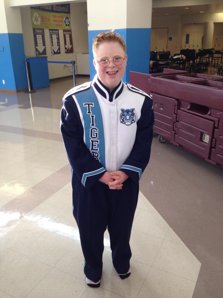 SarahWilki21's tweet photo. EVERYONE LOOK OUT FOR MY BEST FRIEND TONIGHT AT THE GAME!! #BEATSOLON #POTC 🐯💙💙💙💙💙💙 http://t.co/MFUzMSPxhq