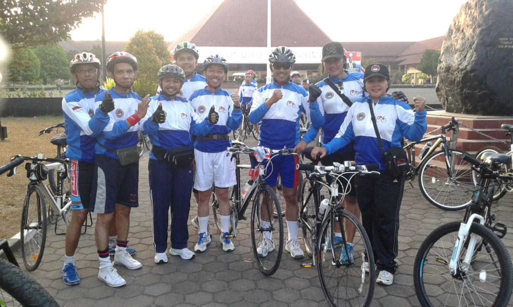 ikastara_org's tweet photo. Para Pamong @SMATN bersiap memjemput tim @TDP56172 Tour de Pirikan. #25TahunSMATN http://t.co/cvfD9LKBrc