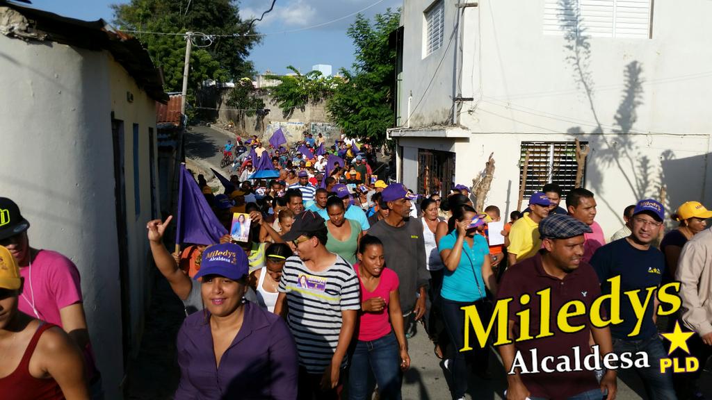 MiledysNunez's tweet photo. Histórico Mano a Mano realizado en el Sector Santa Ana, en SFM por la Próxima Alcaldesa Miledys Nuñez  #Miledys2016 http://t.co/L9nOYlIXSg