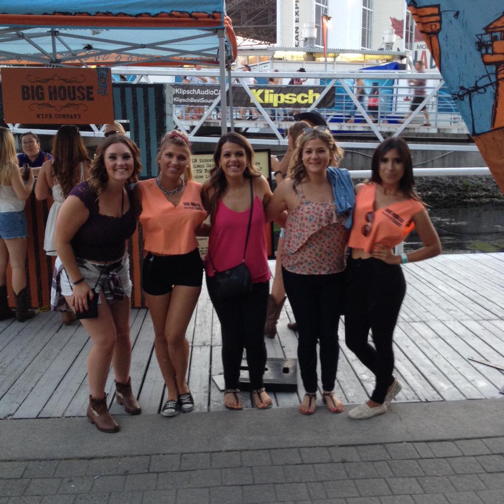 emilywright10's tweet photo. #bighousewines #BHToronto thank you zac brown band! http://t.co/SAZOibAZIW