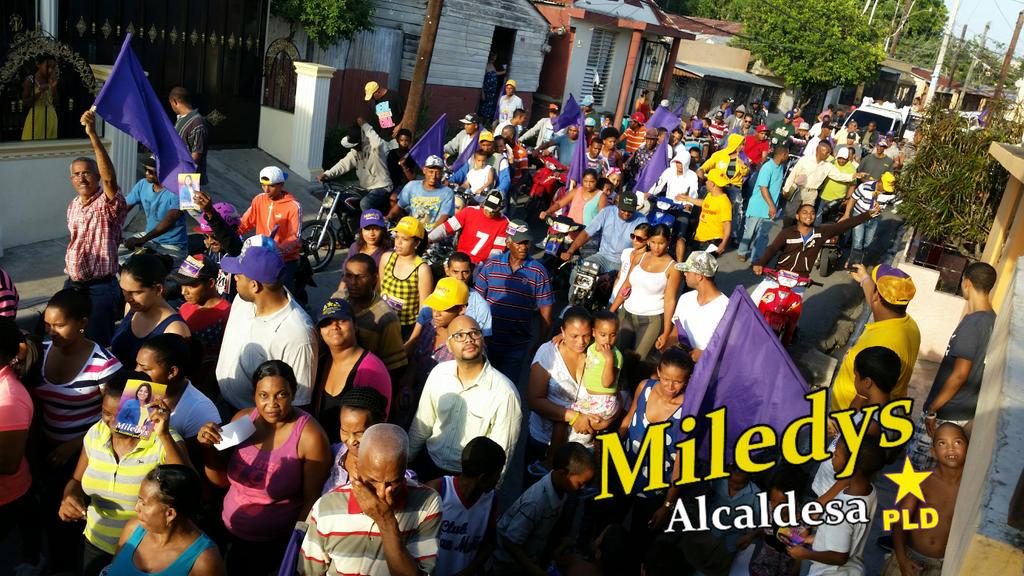 MiledysNunez's tweet photo. Histórico Mano a Mano realizado en el Sector Santa Ana, en SFM por la Próxima Alcaldesa Miledys Nuñez  #Miledys2016 http://t.co/L9nOYlIXSg