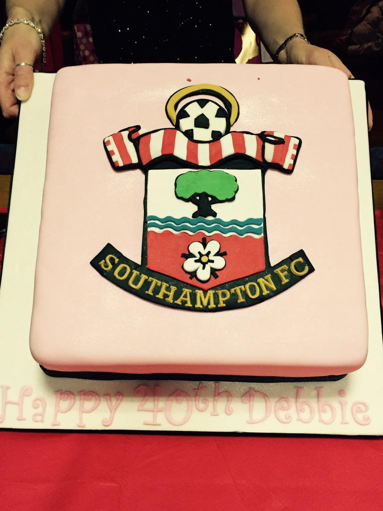 DCoxy75's tweet photo. @SouthamptonFC the crest looks good on pink don't you think #justsaying #futurekit http://t.co/ETbNHIfimQ