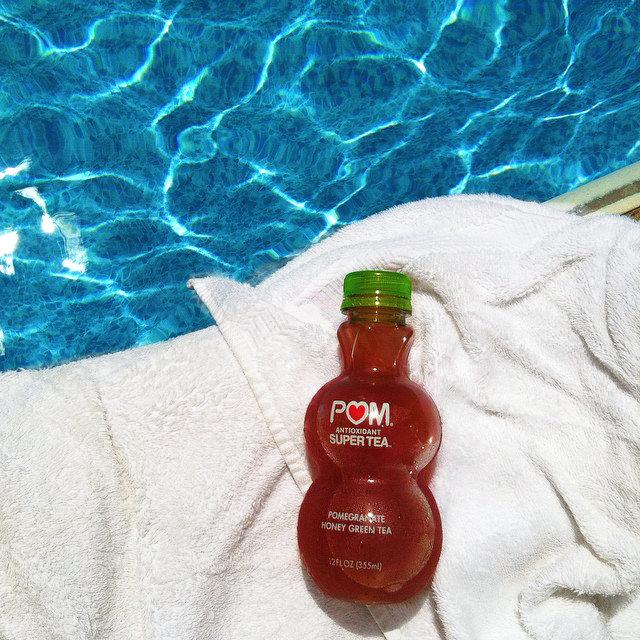 pomwonderful's tweet photo. Fall is almost here, but there's still time to squeeze in a few more days by the pool. #POMTea. http://t.co/LWqVoutBon