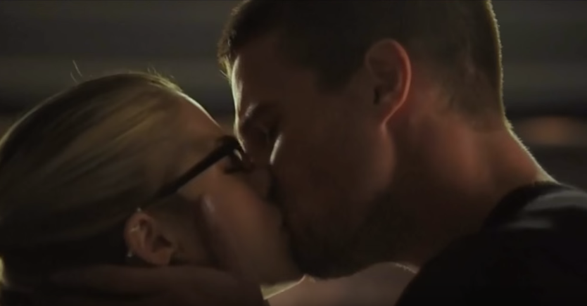 sacolicity2's tweet photo. PRA NAO PERDER O COSTUME SENHORAAASS #ArrowSeason4Trailer http://t.co/XzdHDiK9LT