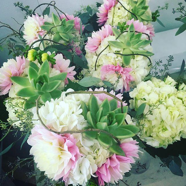 TheFlowerHouse's tweet photo. #beutifulweddingbouquets @the_flower_house #theflowehouseniagara #3525portageroadniagarafalls #9053541999 #wedelive… http://t.co/nnzLZAs5Vn