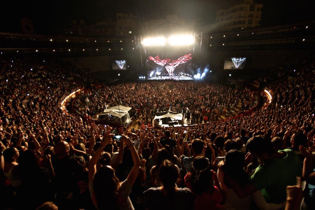 AlejandroSanz's tweet photo. Valencia...Y ahora que hago yo con todo esto? #Gracias #GiraSirope http://t.co/GRIish6bbI