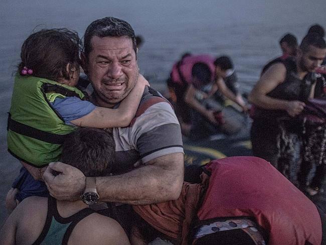 eigna201's tweet photo. Truly heartbreaking. What happened to the values of humanity? #savesyriaschildren #SyrianRefugees #SyriaCrisis http://t.co/L8ZzTfk4X5