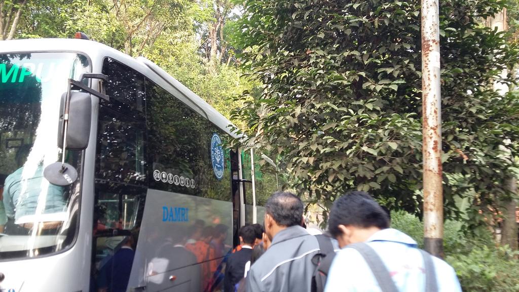Mobilisasi peserta LDKT&amp;LKTI menggunakan bis kampus dalam rangka IPB Green Campus #MBF2015