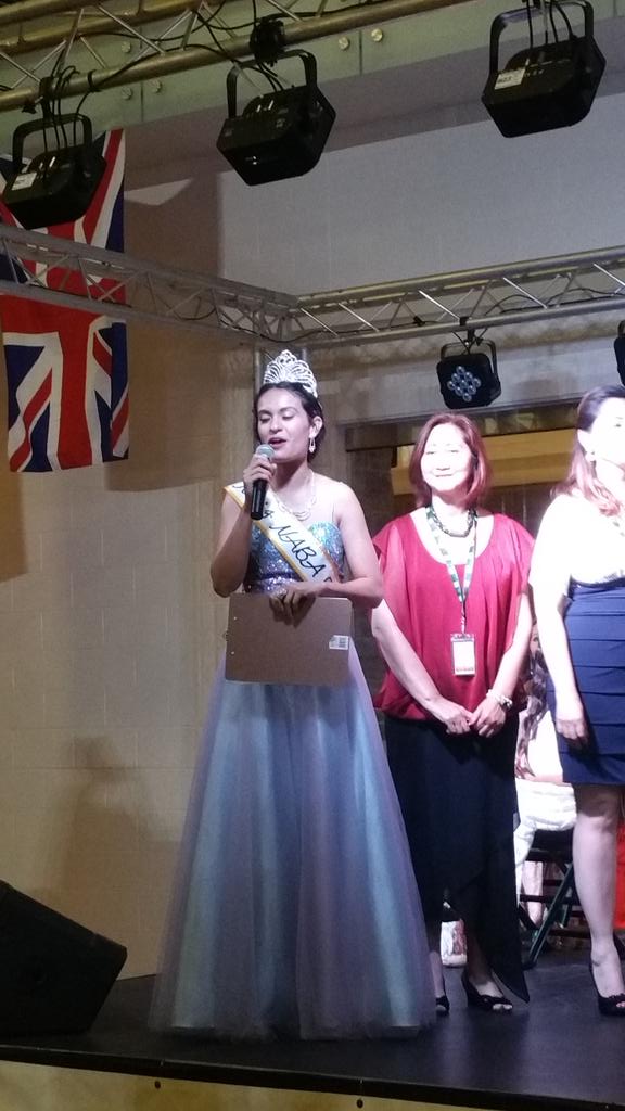 ArmsBumanlag's tweet photo. Sibling co hosting. My sister Marissa passes on her crown to the new winner for 2015. #naba2015 http://t.co/OgB6LYT3Do