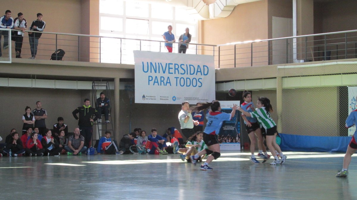 JuarOK's tweet photo. Compartimos algunas imagenes de la final de handball femenino que consagro campeon al Instituto Romero Brest http://t.co/SeG7hbX54M