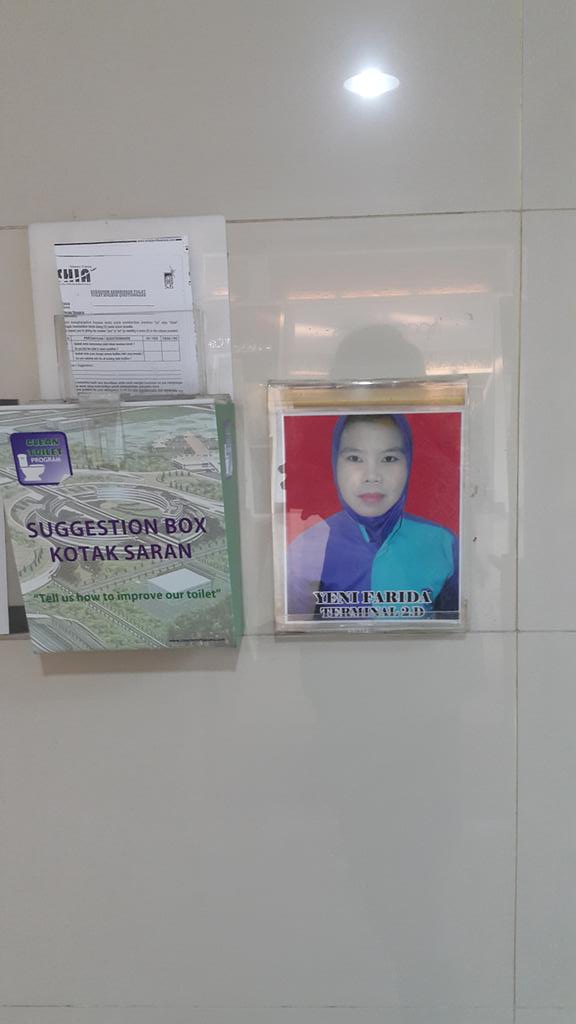 mshang's tweet photo. @contactap2 jiji banget sy mau duduk di seat toilet yg baru di 'pel' dg air toilet campur bekas kotoran ama mba ini http://t.co/vjdZPy8Eal