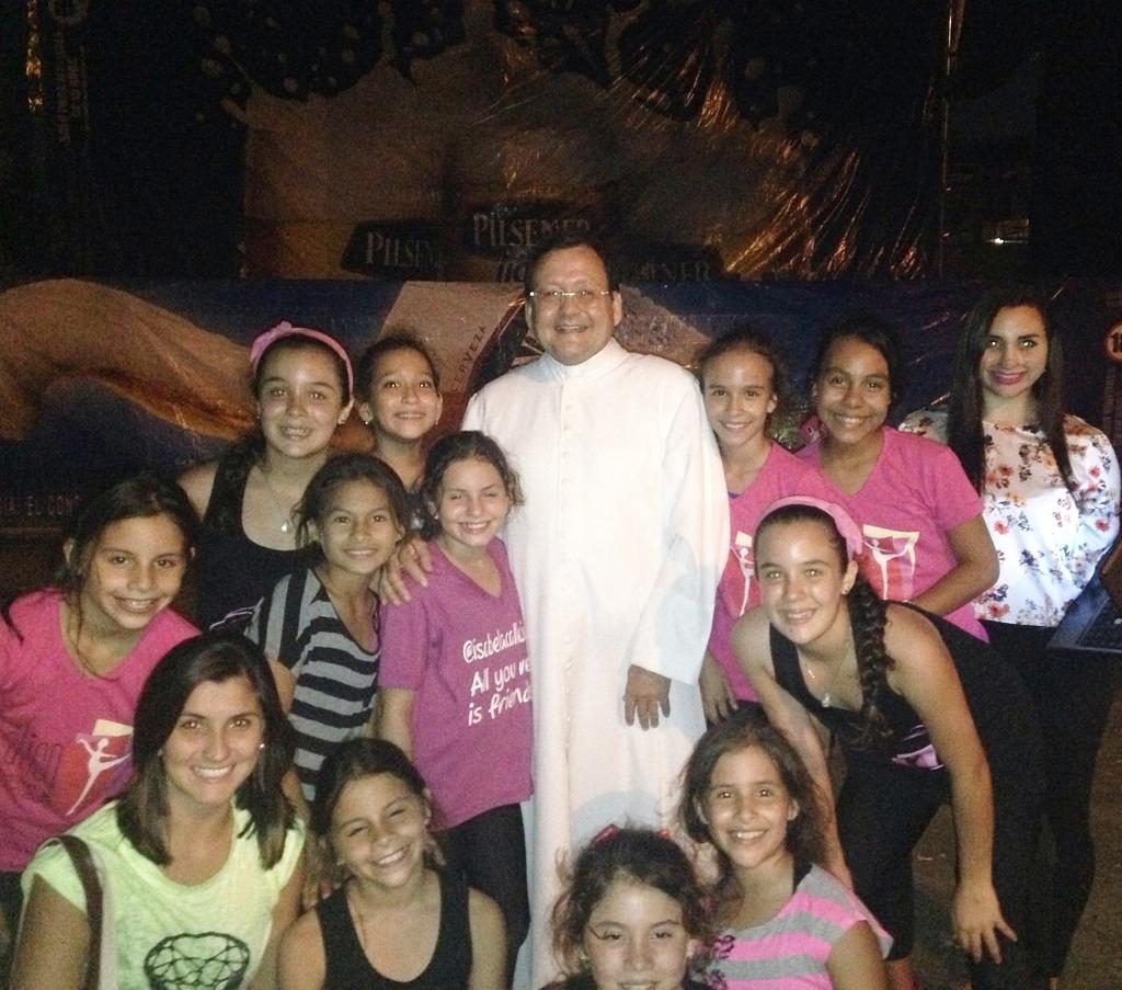 VeritoMorales's tweet photo. Los esperamos en la comida criolla puerto azul. Alumnas de @aticodanzas  bailarán 4.30pm. http://t.co/DxW5Vy0dKP