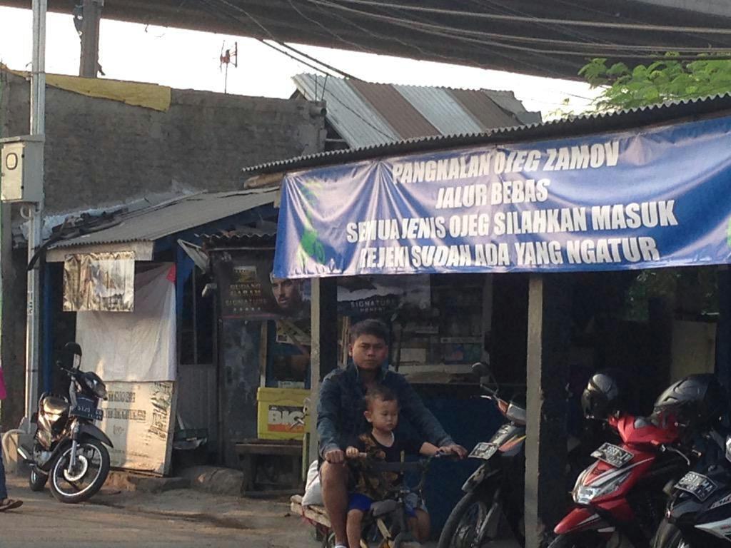 #SaurWargi @goem1897: Ojek di dkt rel kereta n bwh flyover kircon emang pd bijak yaa, kereen <a href="/ridwankamil/">Ridwan Kamil</a> <a href="/Kec_Kircon/">Kecamatan Kiaracondong</a>