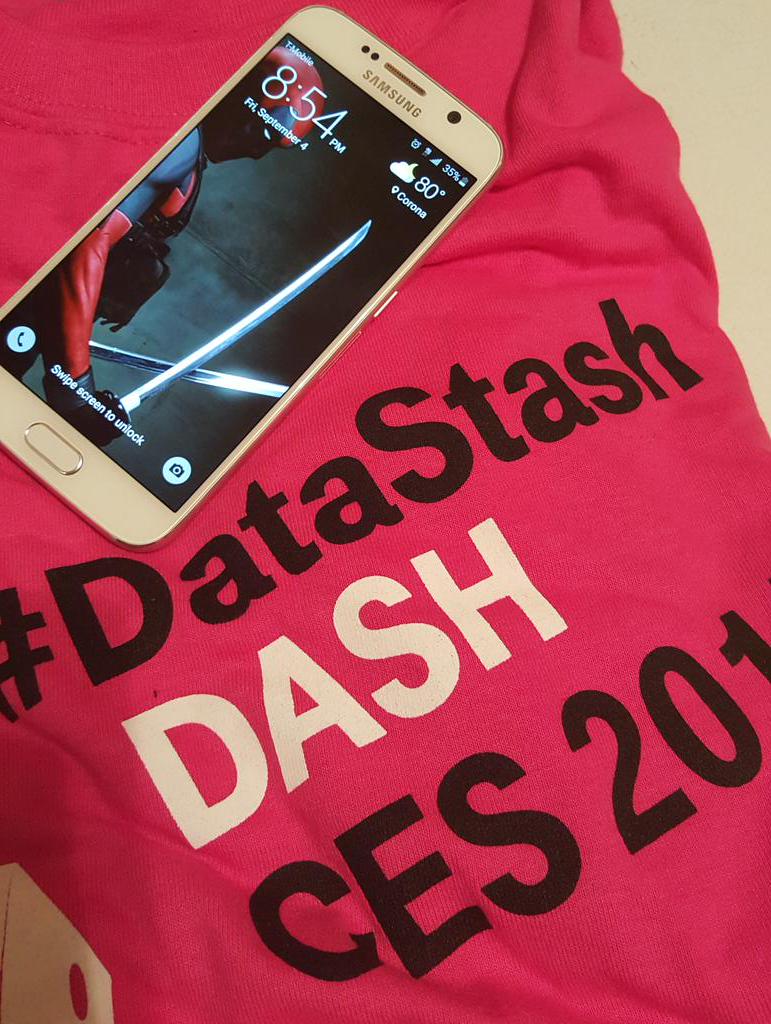 JMillionNYC's tweet image. Hey @JohnLegere I wear my #DataStash tee &amp;amp; rock my @TMobile #GalaxyS6 can I score some #EZOO passes? #itried #10yrSub