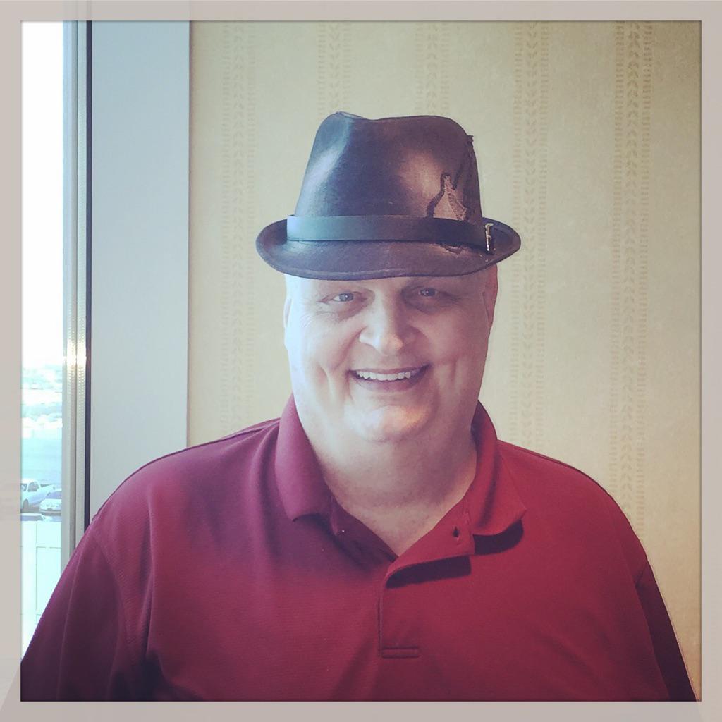 melic74's tweet photo. @DonnieWahlberg Went to Hard Rock in LV and my 68 YO dad says "hey that is a Donnie Walhberg hat!" :) http://t.co/f8KMrLaWMQ