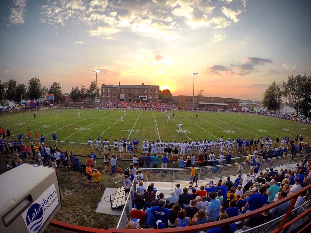 LLVisuals's tweet photo. St. Teresa HS VS Maroa Forsyth HS here in Decatur, IL #highschoolfootball #stteresa  #maroaforsyth http://t.co/LDShchgFUN