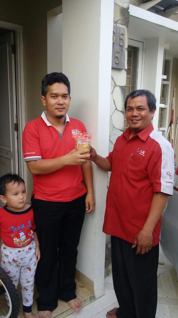 FHaean's tweet photo. Small makes smiles..
Happy customer day @LGHere4u http://t.co/NeYrEeW4Hs