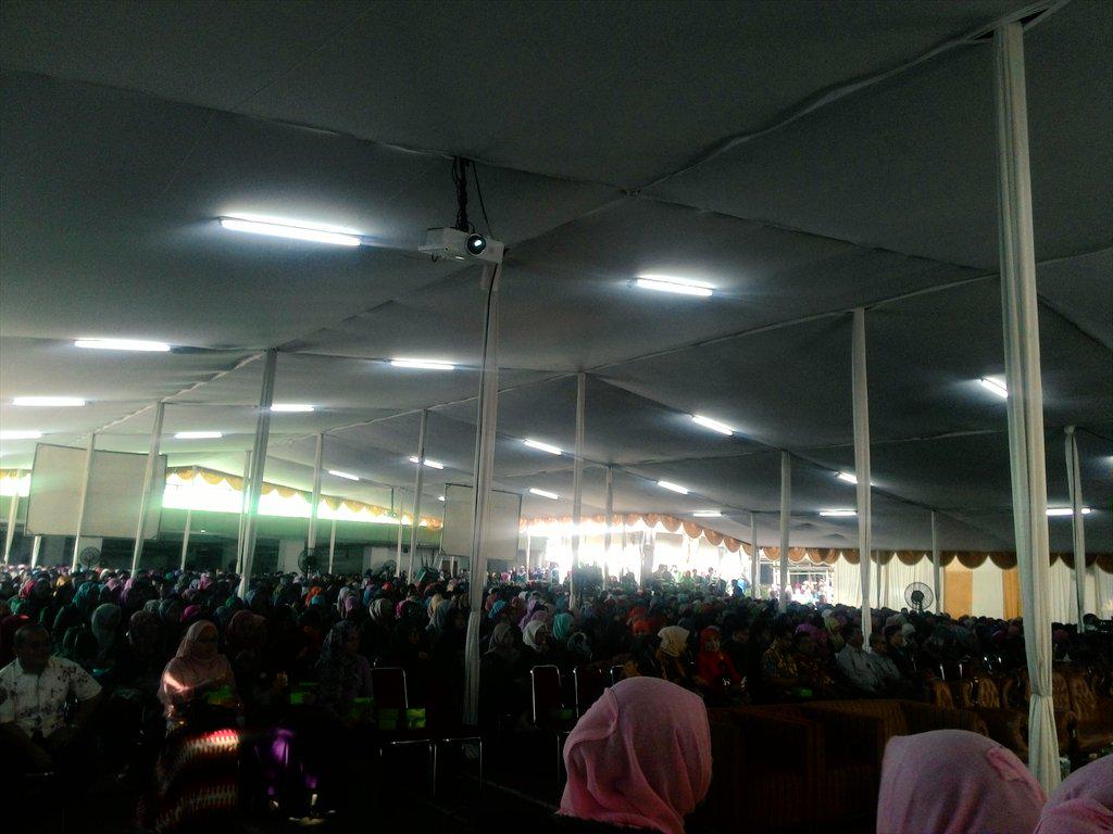 BEMFKIPUHAMKA's tweet photo. Selamat melaksanakan Kuliah Perdana wahai Mahasiswa Baru 2015 @pekafkipuhmk15 @uhamka15 @BEM_UHAMKA @MastaUhamka ;) http://t.co/Zi66pA02Cm