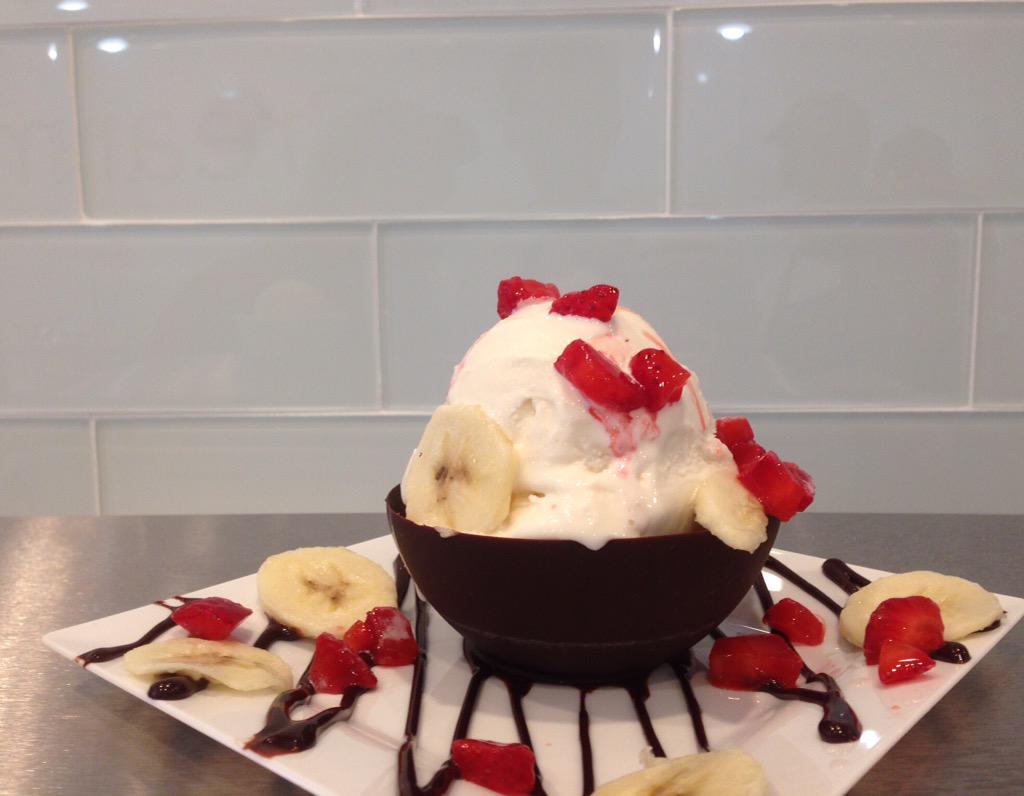 TODAYS TOP PICK:

Vanilla bean ice cream•strawberry &amp; banana toppings•chocolate drizzle• chocolate bowl