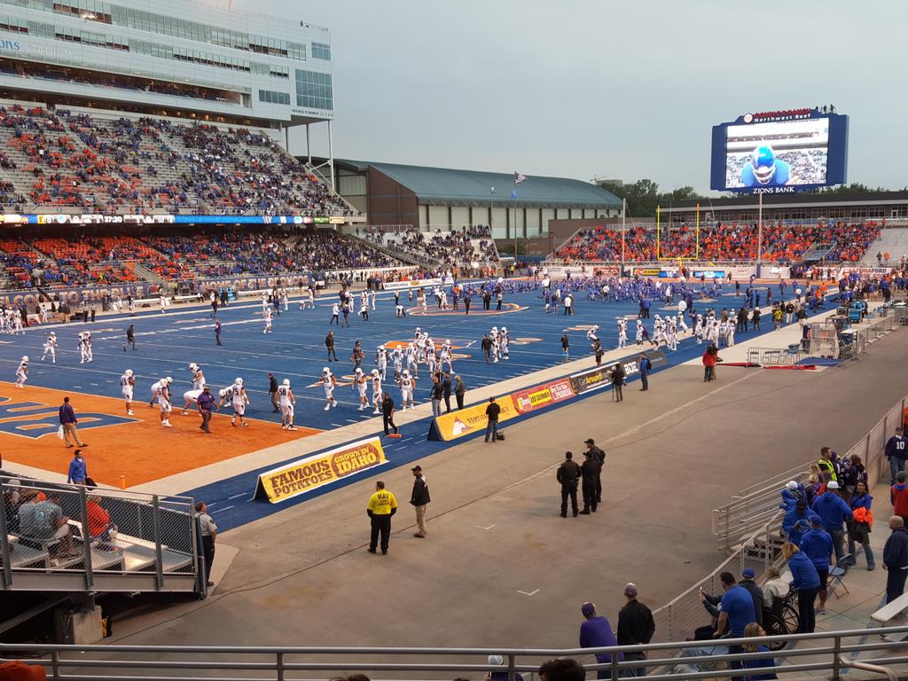 B8sball's tweet image. I onlytook thispicture to block the wind from my eyes with my phone.  #bsu #windgame