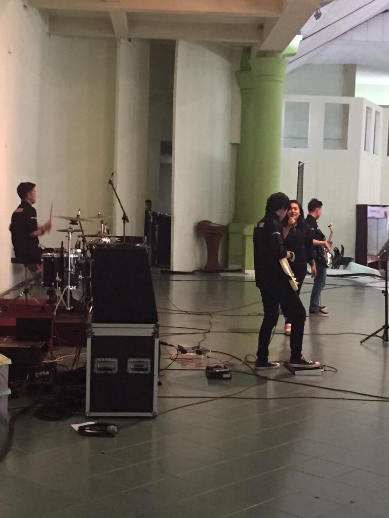 Lolipop, slh satu band dr 105Musicrew, di Auditorium STIE YKPN sbg pengisi acara SMB pagi ini. Hi! Mimin di backstage