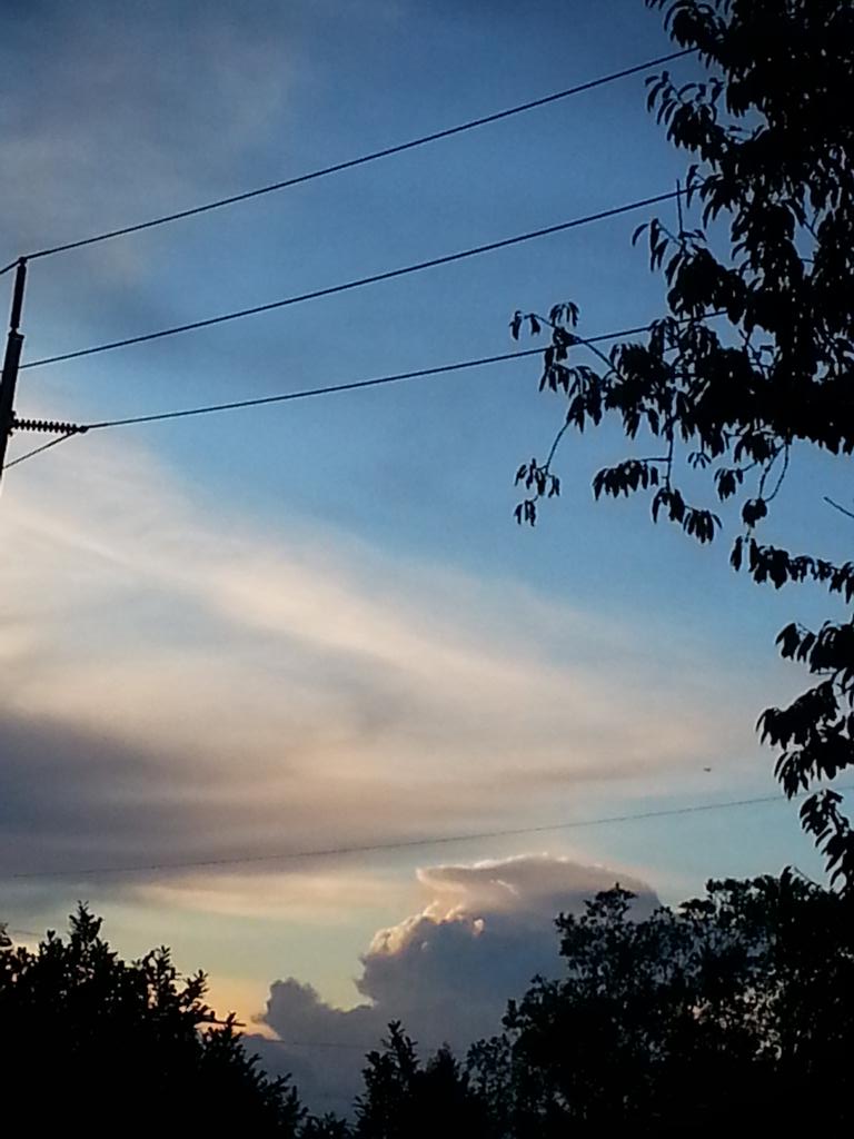 PopRockSpaceboi's tweet photo. @portlandia Now in NE Portland #pdx #skies #NE #portland #cloudism #portlandia http://t.co/WtUTo08o5W