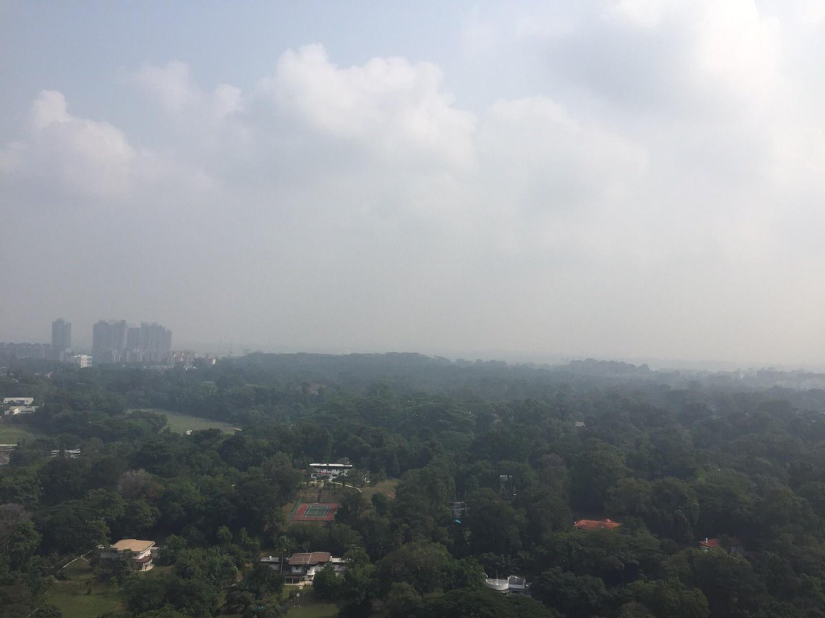 ChannelNewsAsia's tweet photo. #SGHAZE: 3-hr PSI hit 107 at 10am. Haze expected to linger, says @NEAsg http://t.co/iqwn3qClMB @TODAYonline http://t.co/1ZJO4MIwIS