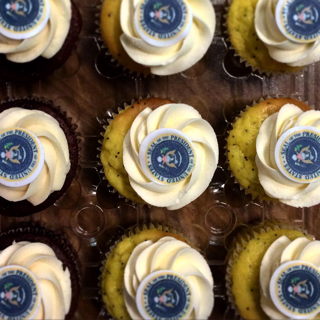 RebeccaPalsha's tweet photo. Presidential cupcakes. #POTUSAK #Obama #cupcakes #alaska #akbites #akfood #alaskafood http://t.co/3MEd7YVKRk