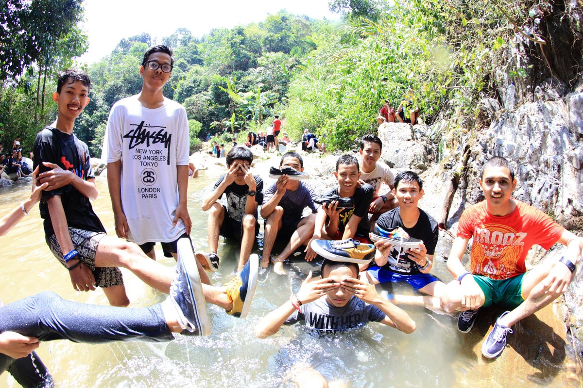 Udah week end nihh, ada yang ngajak jalan gaa? kalo ga ada jalan jalan sama vans nya aja maang haha