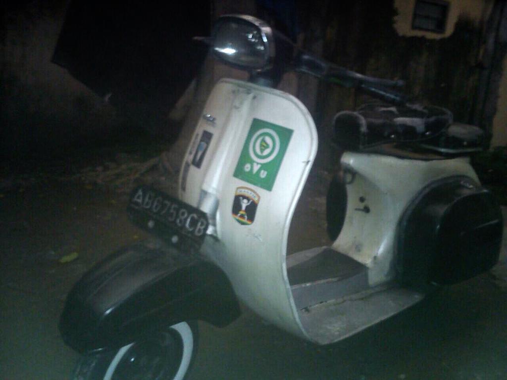 HILANG!!! Di sekitar seturan. 
bajaj putih hitam seperti didalam foto.
Jika ada yg melihat, hub twitter ini.