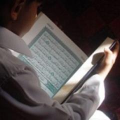 خذها نصيحة في زمانك مع الوقت
لاصار في صدرك للأحزان متحف
ترى السعـادة والفــرج لا تضايقت
ما بين سـجّادة وما بين مـصحف