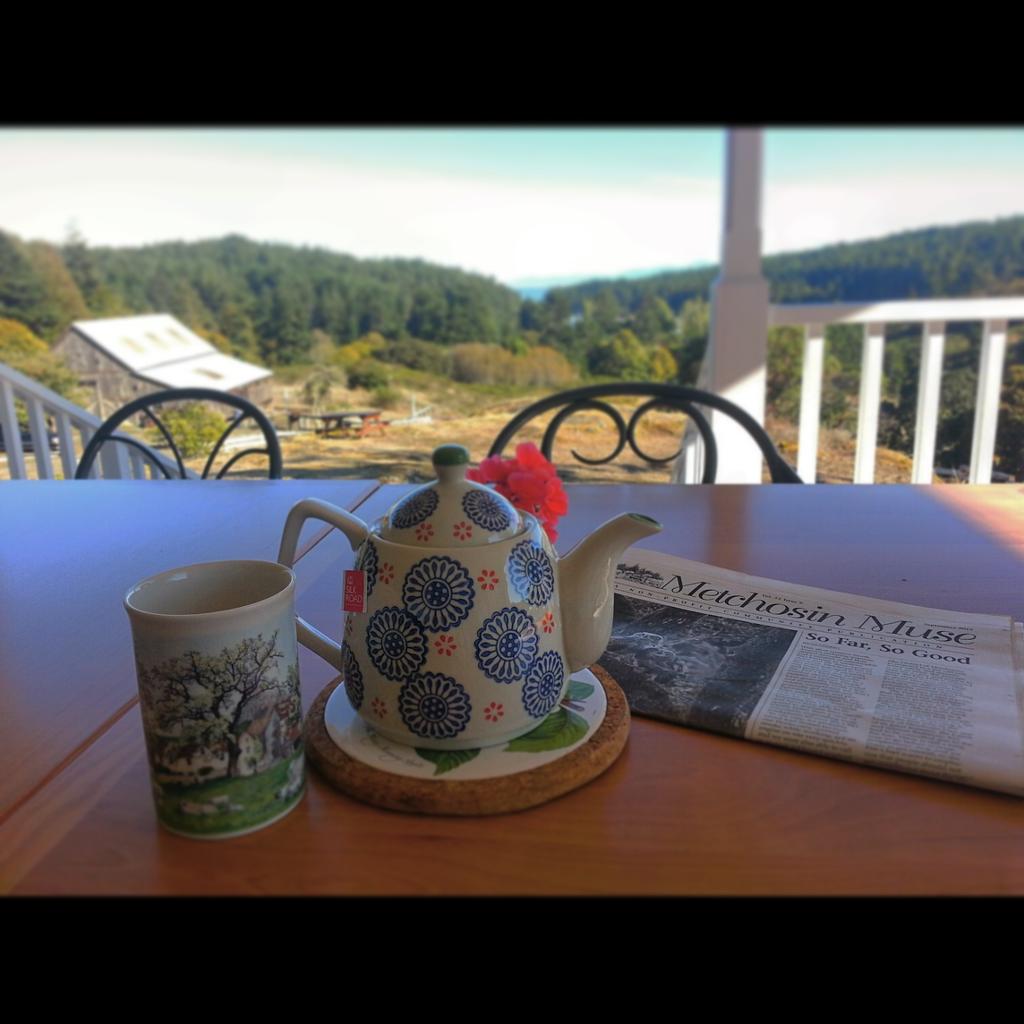 Lunch or tea with a beautiful view at Glenrosa Farmhouse in Metchosin. Fresh local produce!
GlenrosaFarm.com