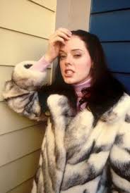 A happy FURRY BIRTHDAY today to American actress, singer, and director Rose McGowan. 