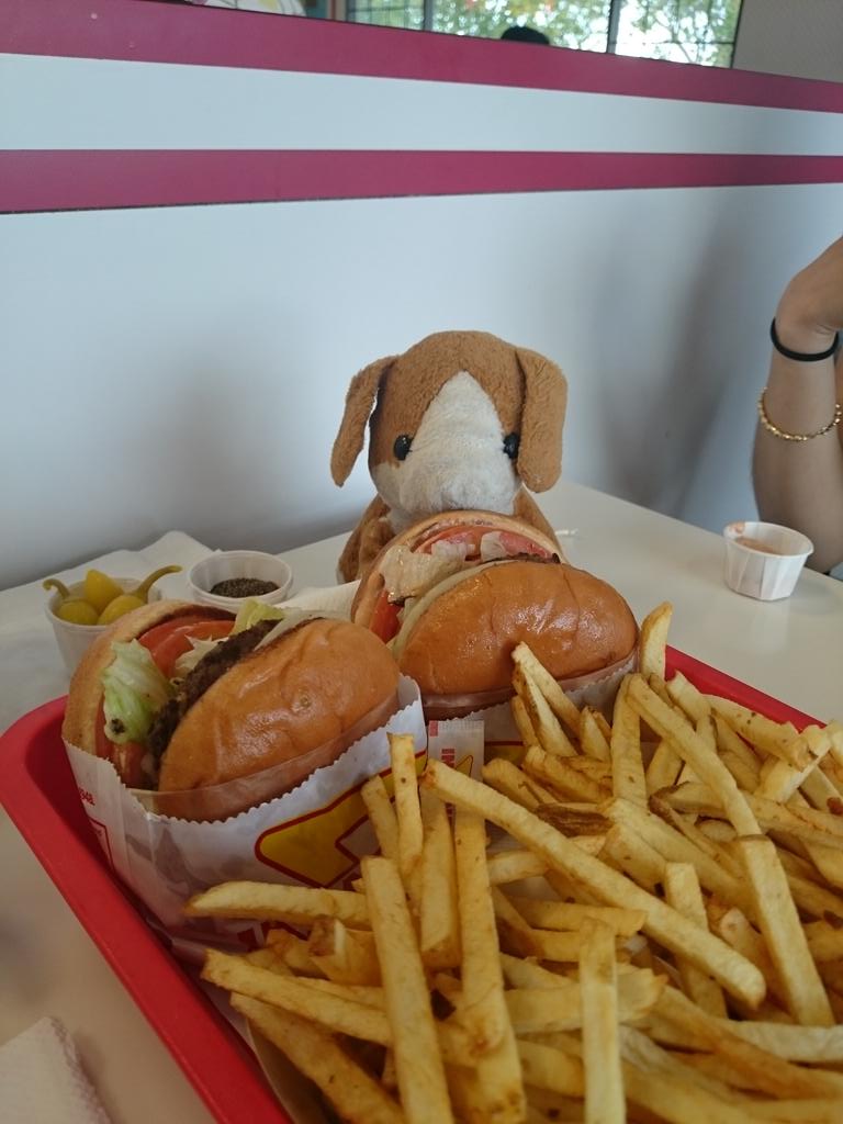 In-N-Out burger 😀😀😀
#burgers #toby #CaliforniaLove #beagle #losangeles #citylife #californiaadventure