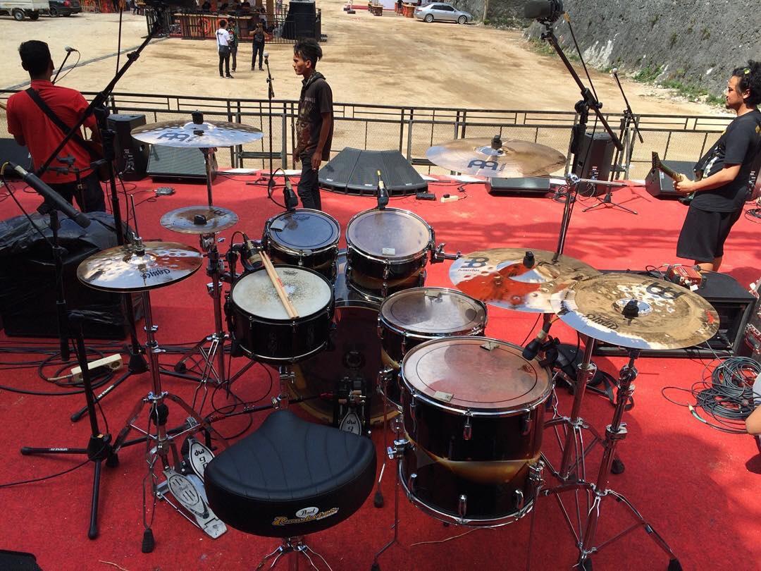 Suasana sound cek @amonra_sby tadi siang brur! On stage besok 15.30 at garuda wisnu kencana #soundernaline2015