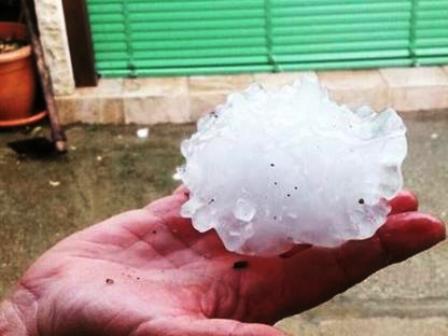 Pazzo Meteo: Grandine gigante a Napoli, un ferito